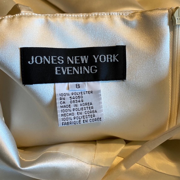 LAST CHANCE: Jones New York Ivory Gown - Size 8 - Picture 3 of 8